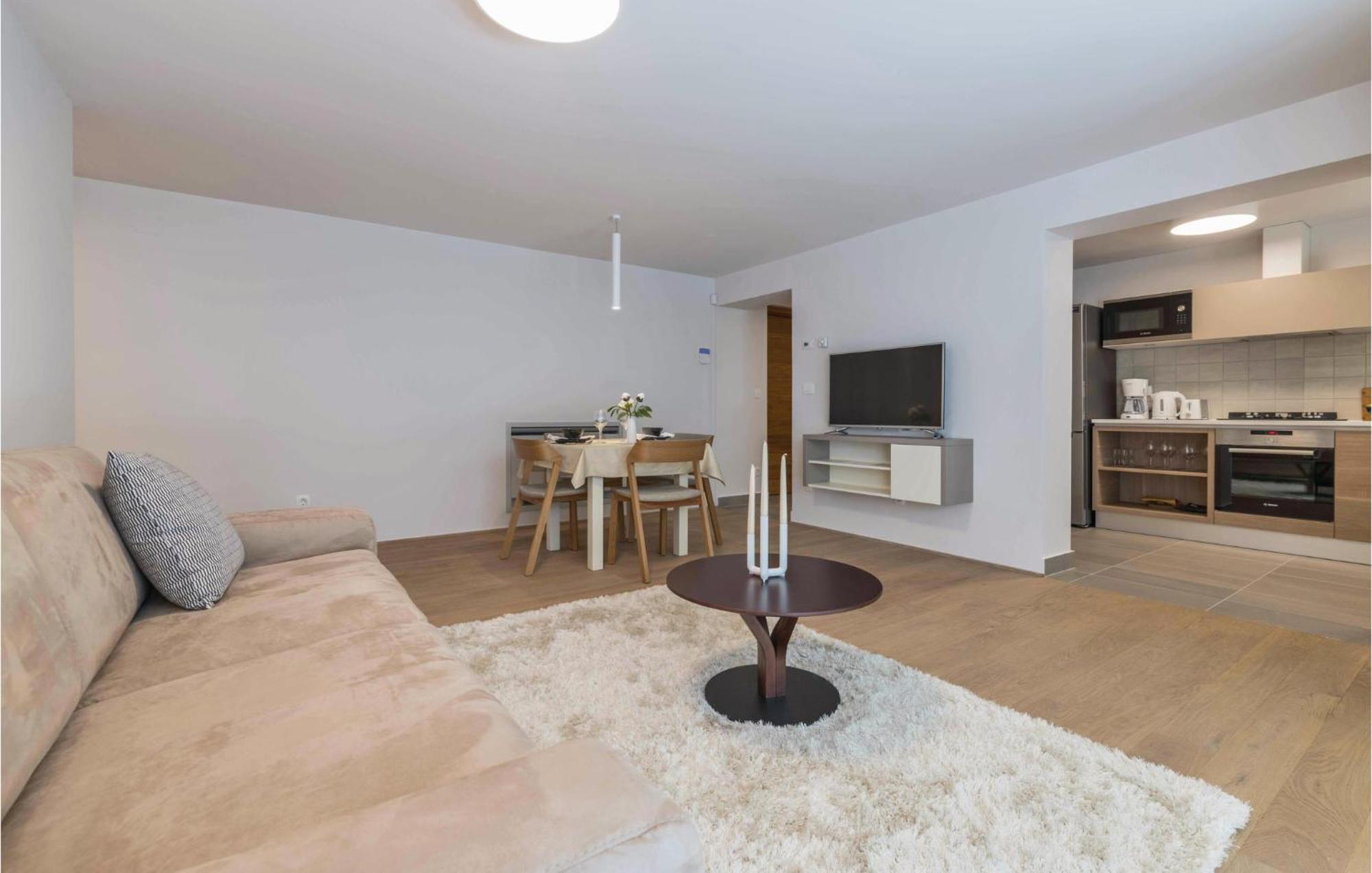 Nice Apartment In Plomin With Jacuzzi Εξωτερικό φωτογραφία
