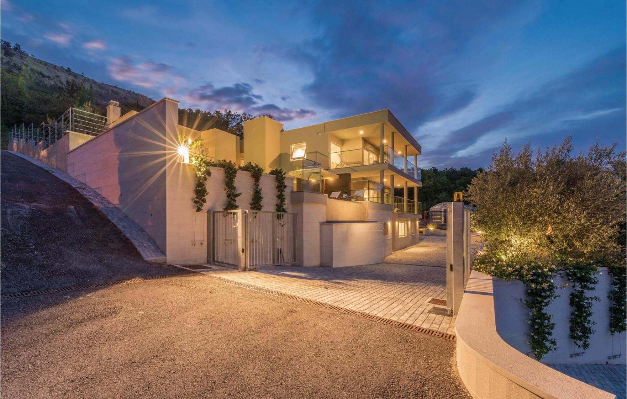 Nice Apartment In Plomin With Jacuzzi Εξωτερικό φωτογραφία