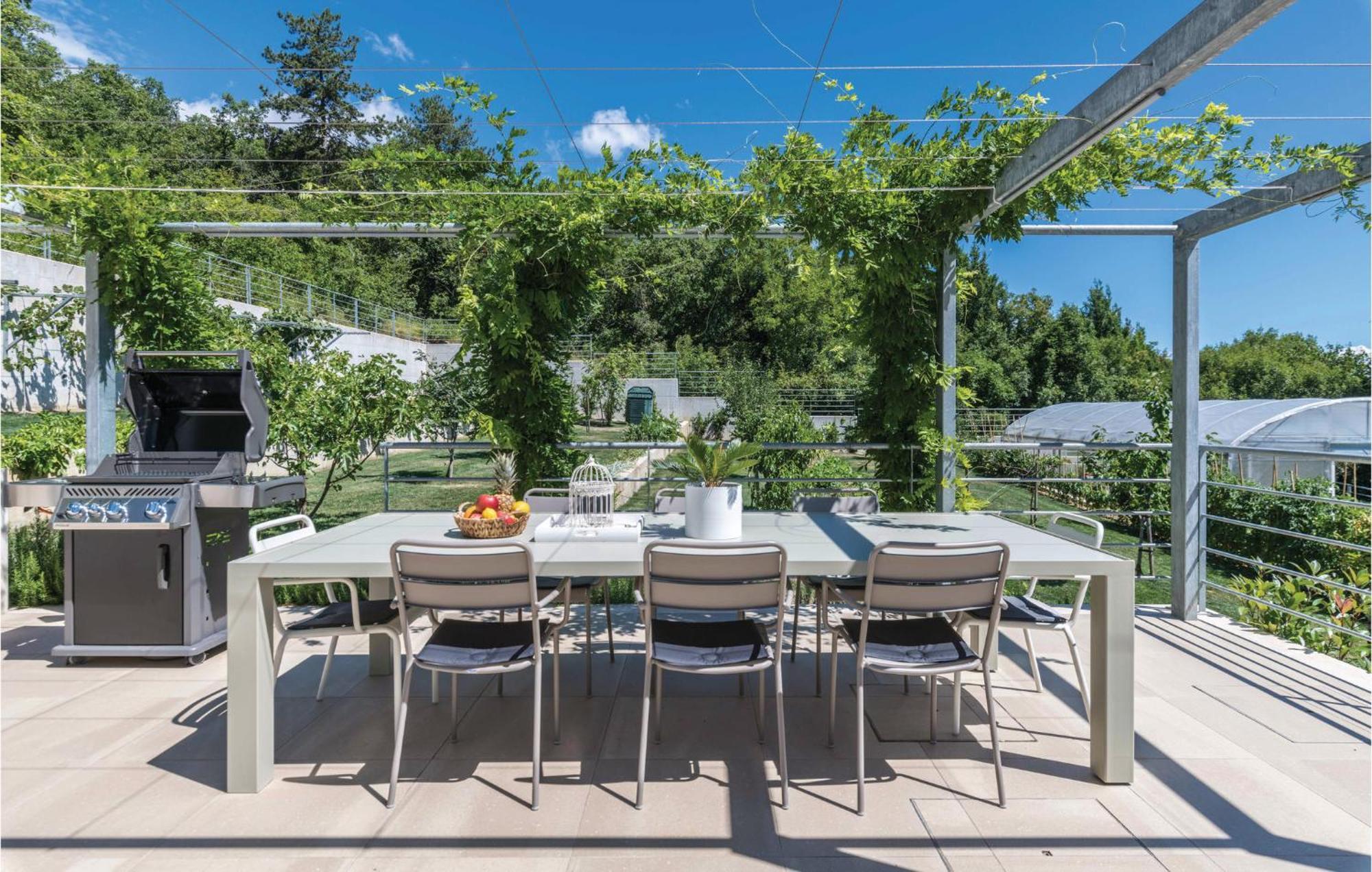 Nice Apartment In Plomin With Jacuzzi Εξωτερικό φωτογραφία
