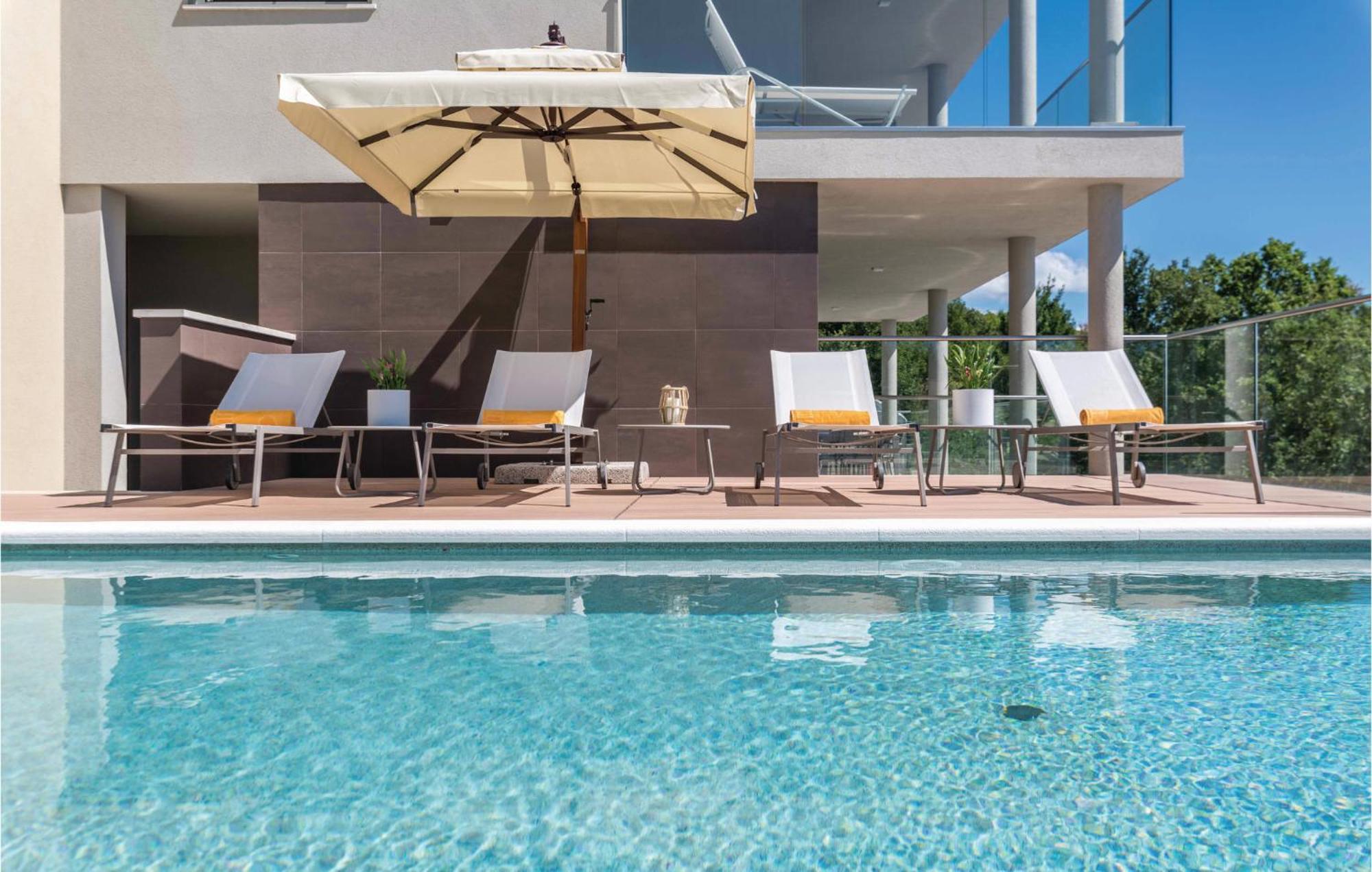 Nice Apartment In Plomin With Jacuzzi Εξωτερικό φωτογραφία